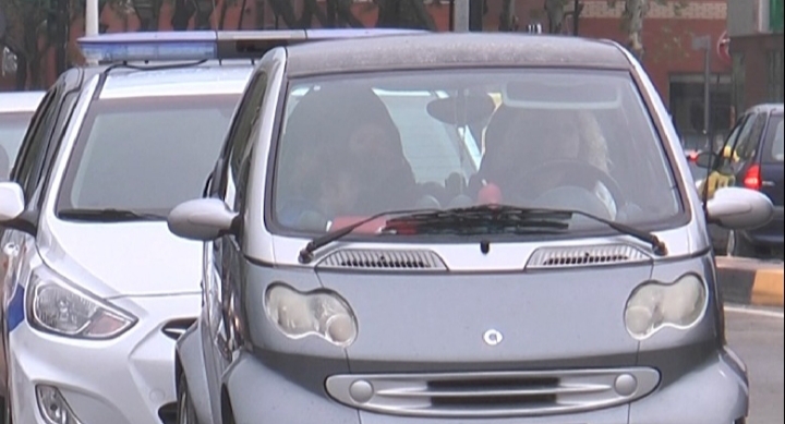 MASAT NDAJ COVID-19/ Qytetarët s’binden, lëvizin mbi 2 persona në makinë (VIDEO)