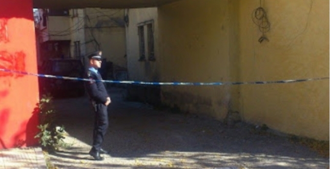 E RËNDË NË KRUJË/ Vetëvritet me armë zjarri pranë banesës së tij 40-vjeçari