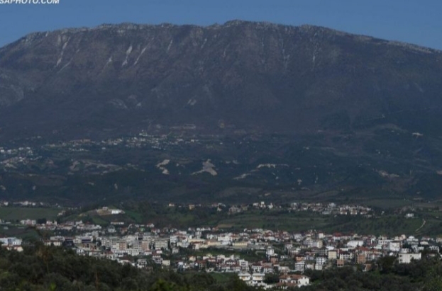 PUNONJËSIT E ZJARRËFIKSES SUPRIZOJNË TË MOSHUARËN/ I çojnë lule për ditëlindje në katin e pestë të pallatit në Tiranë (VIDEO)