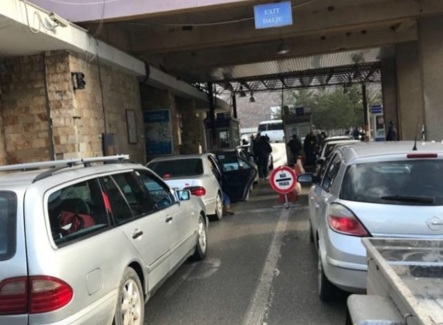 HYJNË NGA KAPSHTICA 20 EMIGRANTË SHQIPTARË/ Izolohen në një hotel në Korçë për 14 ditë