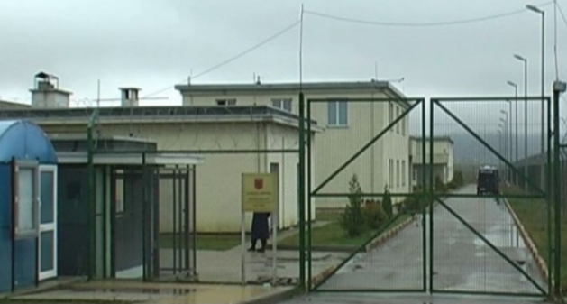 ARRESTOHET POLICI I BURGUT TË DRENOVËS/ Tentoi të fusë kanabis dhe heroinë, ja ku i kishte fshehur qeset (EMRI)