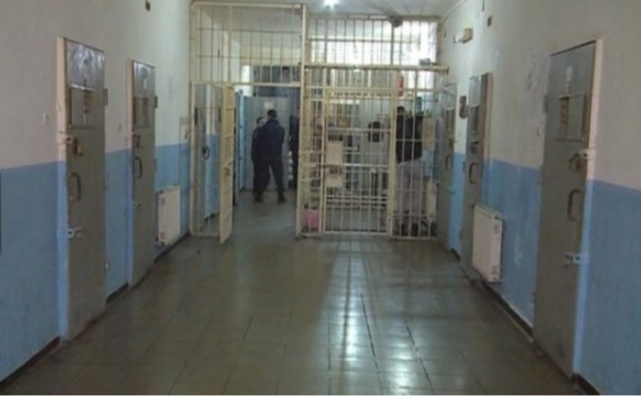 POLICI U KAP ME HEROINË/ Reagon Drejtoria e Burgjeve: Iu gjetën 2 qese të vogla në trup, pas kontrollit në shtëpi…