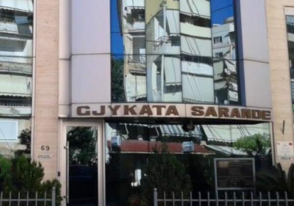 ABUZIMI NGA FSHQINJI I MOSHUAR/ 17 vjeçarja nga Saranda pajiset me urdhër mbrojtje nga prindërit e vet. (VENDIMI)