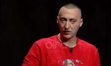 "MË DETYROI TË MERRJA NË KLIP MODELEN E SHËMTUAR"/ Reperi shqiptar tregon skenën më të keqe të xhelozisë nga e dashura