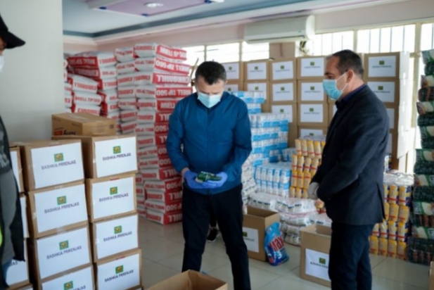 COVID-19/ Balla në Përrenjas: Nis shpërndarja e 1 mijë pakove në ndihmë të familjeve në nevojë