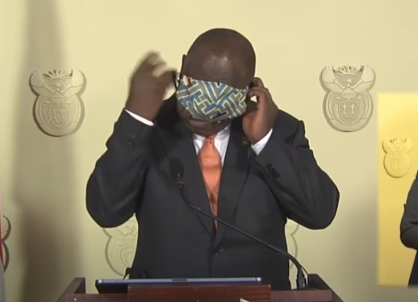 COVID-19/ Presidenti i Afrikës së Jugut i bën thirrje popullit të vendosë maskën, por në praktikë lë skenë qesharake (VIDEO)