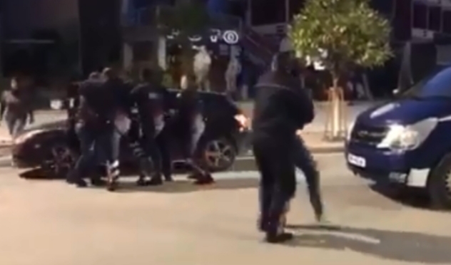 GRUSHTE, SHKELMA DHE VAJZA QË PËRPIQET TI NDAJ DY TË RINJTË/ Dalin PAMJET nga sherri në mes të Fierit (VIDEO)