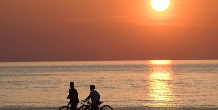 QYTETARËT THYEJNË KARANTINËN/ Shijojnë perëndimin e diellit në bregdetin e Qerretit (FOTO)