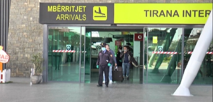RIATDHESIMI/ Mbërrijnë në Tiranë 82 shqiptarë nga Viena