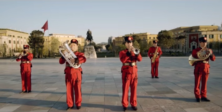 “JETA VAZHDON”/ Mesazhi shpresdhëndës nga banda e ushtrisë (VIDEO)