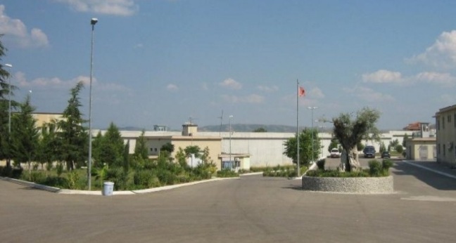 TË SHTËNA ME ARMË/ Plagoset punonjësi i burgut të Peqinit në krye të detyrës