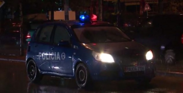 PLAGOSI ME KALLASHNIKOV PUNONJËSIN E BURGUT/ Policia indentifikon dhe arreston autorin