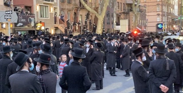 MORËN PJESË NË VARRIMIN E FAMILHARIT ME COVID-19/ Kryebashkiaku i New Yorkut: Të arrestohen pjesëmarrësit (FOTOT)