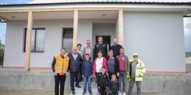 U DËMTUA NGA TËRMETI I SHTATORIT/ Rindërtohet banesa e familjes Aluku në Kashar