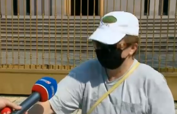 GJESTI I VEÇANTË I GRUAS NGA MIRDITA/ Del e shpërndan vezë Pashke për policët dhe gazetarët në rrugët e Tiranës