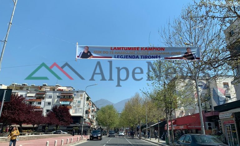 “LAMTUMIRË KAMPION”/ U shua nga Covid-19, Skënder Kurti nderohet në mes të “Xhamllikut”
