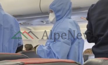 BRENDA “AIR ALBANIA”/ Rikthimi i shqiptarëve nga Londra, stjuardesat veshur me kostume speciale (VIDEO)