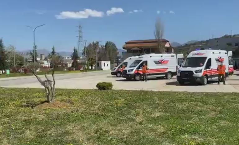 KORONAVIRUSI/ Rama: Mbërrijnë 6 autoambulancat e para nga Turqia me të gjitha pajisjet e një urgjence lëvizëse (VIDEO)