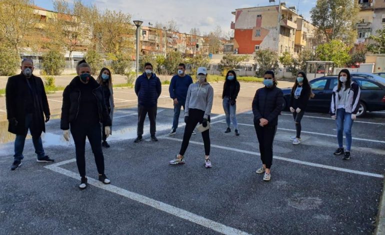 “ADOPTO NJË GJYSH/E”/ Nisma që i jep jetë Tiranës: 800 vullnetarë në terren. Mes tyre edhe persona publik