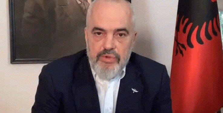 “QESHNI PAK ME MUA…”/ Rama inkurajon qytetarët. Shkruan vargjet goditëse: Mora pushkën, dola malit…