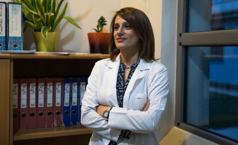 KORONAVIRUSI/ Flet mjekja në Prishtinë që fitoi betejën me COVID-19: Nuk është i lehtë për t’u tejkaluar