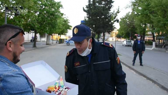 FESTON DITËLINDJEN NË FRONT TË PARË NDAJ COVID-19/ Të rinjtë lënë pa fjalë policin në Elbasan, ja si e suprizojnë (FOTO+VIDEO)