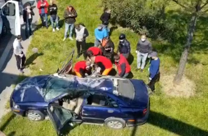 AKSIDENT I RËNDË NË AUTOSTRADËN TIRANË-DURRËS/ Përplasen dy makina, plagosen nënë e bir (VIDEO)