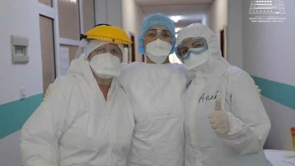 LAJM I MIRË/ Fiton betejën me COVID-19 dhe një infermiere në Tiranë, shkon në 28 numri i mjekëve