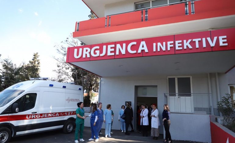 KORONAVIRUSI/ Pas 7 ditësh te Infektivi, lë spitalin 52-vjeçari nga Shkodra