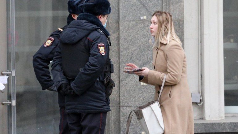 COVID-19/ Moska si Tirana, aplikon sistemin e lejeve online për qytetarët