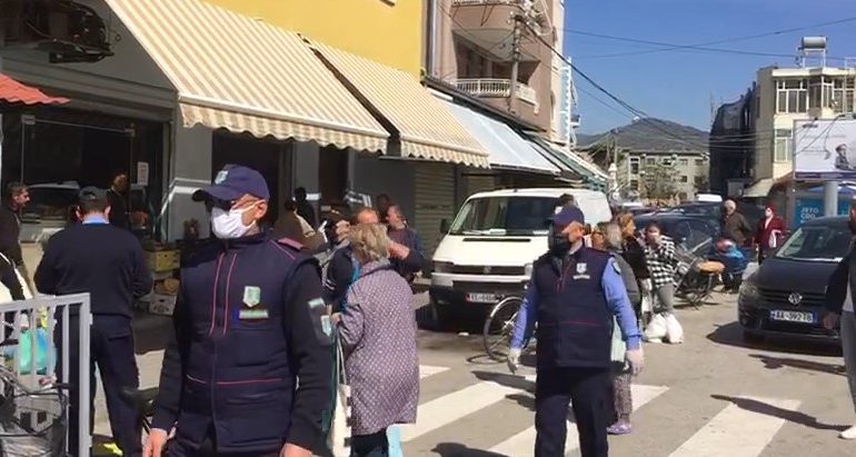 KAOS NË ELBASAN/ Qytetarët dynden në tregje për të bërë pazaret vetëm pak orë përpara mbylljes