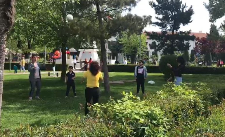 LIRIA DALJES SOT/ Rrugët dhe parqet e Shkodrës të mbushura me fëmijë, nënat nuk i rezistojnë një loje me top