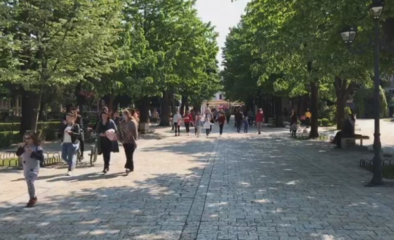 SHKODRA SI TIRANA/ Qyteti jo vetëm me nëna dhe fëmijë, por edhe të moshuar e burra