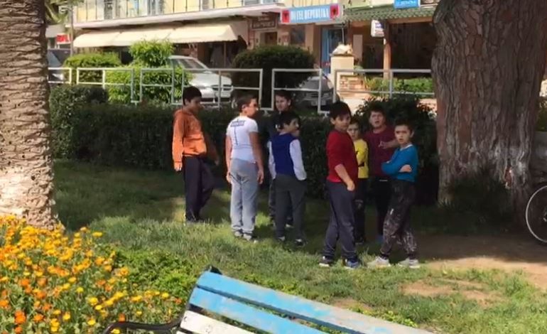 THYEJNË RREGULLAT/ Saranda e mbushur me nëna me fëmijë. Burra dhe të moshuar, por në rrugë pa asnjë masë sigurie
