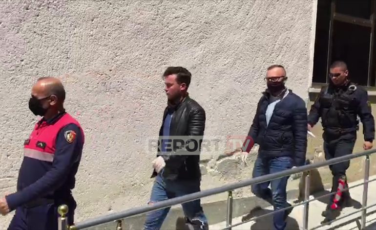 ME PRANGA, MASKA E KOKËN MBULUAR! Gjykata nxjerr nga qelia policin e shokun e tij që dhunuan administratorin e portalit (VIDEO)