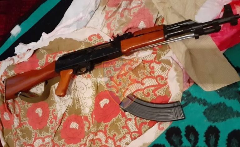 TERRORIZOI SKRAPARIN/ Momenti kur policia rrethon shtëpinë e të sëmurit mendor, fshehu armën poshtë krevatit (VIDEO)
