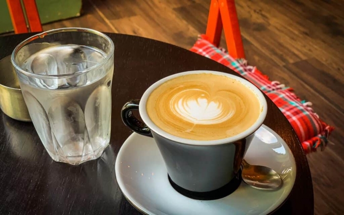 COVID-19/ Pronari pyet Ramën nëse mund ta hapë lokalin me dyer mbyllur dhe t’u japë kafe klientëve. Ja çfarë thotë Rama
