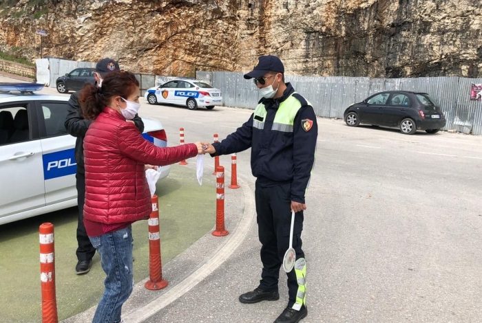 GJESTI HUMAN/ Rrobaqepësja dhuron maska mbrojtëse për policët e Sarandës (FOTO)