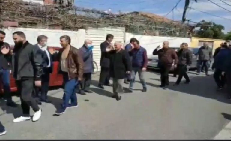 DALIN PAMJET SKANDALOZE/ Shkodranët shperfillin SËRISH Covid-19 dhe marin pjesë në VARRIMIN E…