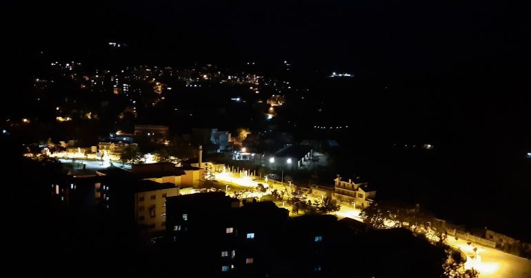 RENEA MËSYN NË SKRAPAR/ I sëmuri mendor qëllon me armë në ajër dhe mbi policinë, dhe mbyllet në banesë