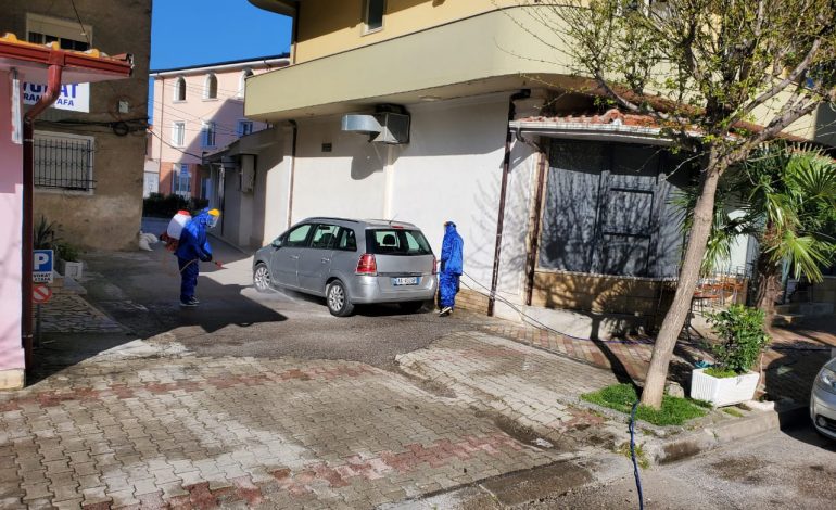 KORONAVIRUSI/ Elbasan, dezinfektohet zona pranë banesës dhe lokalit të 46-vjeçarit me COVID 19