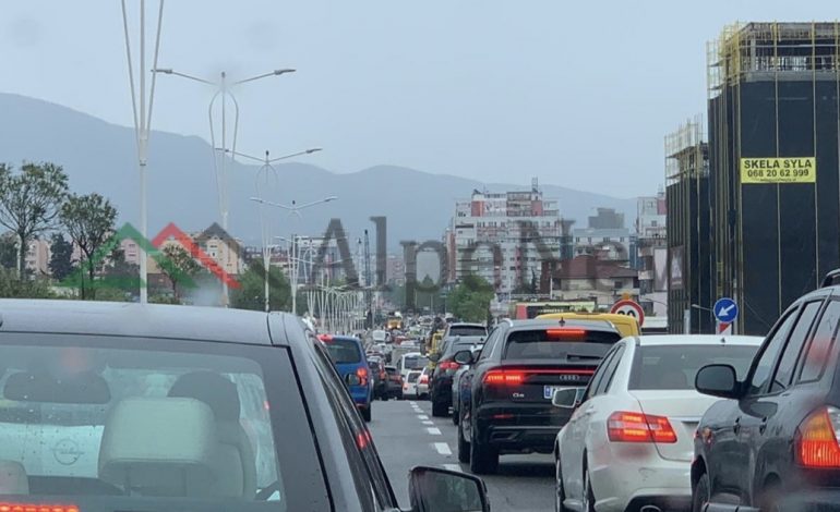 NË LIMITIN E ORARIT TË LEJUAR/ Trafik i rënduar në autostradë. Automjetet… (PAMJET)