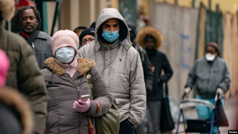 “TË GJITHË DO MBAJNË MASKA”! Shqetësimi i ekspertëve: Tre të panjohurat e mëdha që komplikojnë kthimin në normalitet