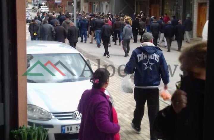 PAMJET ALARMANTE/ Ceremoni mortore në Peshkopi. Shkon i gjithë…qyteti (ASNJË MASË MBROJTËSE)