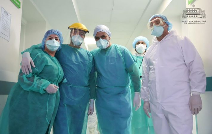 LAJM I MIRË/ Fitojnë betejën me COVID-19 edhe 3 punonjës të stafit mjekësor (21 NË TOTAL)