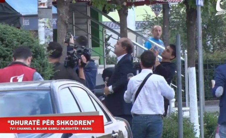 “JE E BUKUR SHKODRA JEME”/ Bujar Qamili koncert live në mes të qytetit, banorët e duartrokasin nga dritaret dhe ballkonet