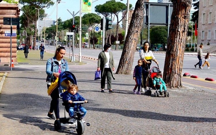 PAMJET E RRALLA NGA TIRANA/ Gratë dhe fëmijët dalin, burrat “xhelozë” shohin nga dritarja