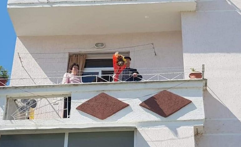 SURPRIZA E DITËS VJEN NGA PËRMETI/ 100 vjeçarit i festojnë DITËLINDJEN me orkestër poshtë ballkonit (PAMJET)