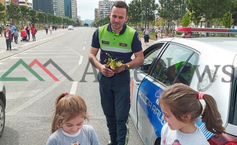 FOTO E DITËS/ Dy vogëlushet i dhurojnë LULE, efektivit të policisë në Tiranë