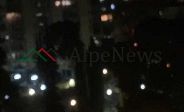 FUNDJAVA NË SHTETRRETHIM/ Këngë në ballkone, shihni çfarë bëjnë qytetarët e Tiranës (VIDEO)